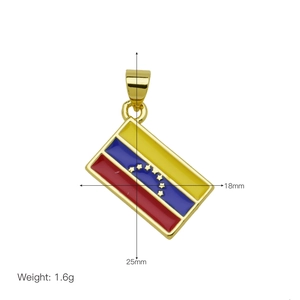 Detailoverzicht van de 18K vergulde Venezuela vlag hanger met afmeting 25mm bij 18mm