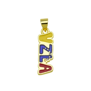 Macro detail van de VZLA emaille hanger met Venezuela vlagkleuren en 18K goudlaagje