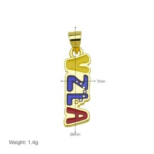 Detail van de 18K vergulde VZLA-schildhanger met afmetingen van 26mm bij 7mm groot