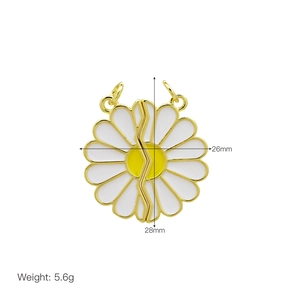 Detail of magnetic daisy heart pendant showing 28mm height and 5.6g weight specs