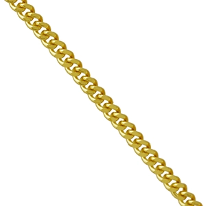 Détail macro d'une chaîne gourmette plaquée or 18 carats avec finition polie