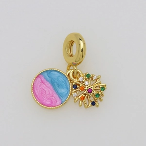 Dettaglio pendente dorato con smalto blu rosa e cristalli multicolore brillanti