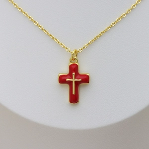 Collana con ciondolo a croce in rame placcato oro 18 carati con smalto rosso chic