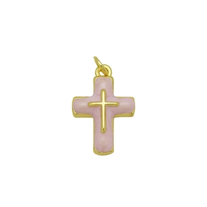 Dettaglio ravvicinato di un ciondolo a doppia croce con smalto rosa e placcatura oro 18K