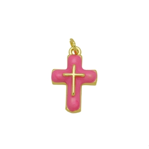 Dettaglio del ciondolo a croce con smalto rosa su base in rame placcato oro 18K