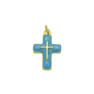 Dettaglio del ciondolo a croce con smalto blu marmorizzato e placcatura in oro 18K