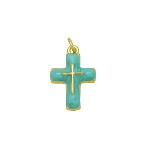 Dettaglio macro del ciondolo a croce placcato oro 18K con smalto marmorizzato verde