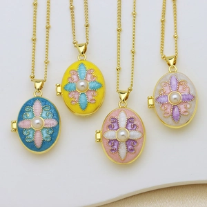 Vintage locket ketting met emaille bloemen en parelinleg in vier verschillende kleuren