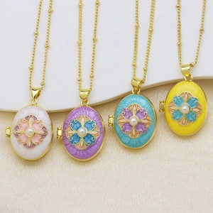 Vintage medaillon kettingen met bloemen emaille, parels en gouden kettingen in vier kleuren