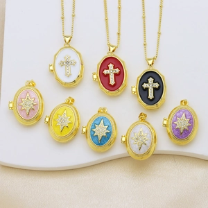 Collier médaillon plaqué or 18 carats avec croix et étoile en émail de diverses couleurs