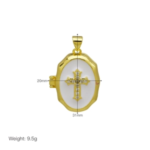 Pendentif médaillon en or 18 carats avec croix en émail blanc et détails étoilés