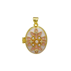 Detail van een ovale fotolocket met roze emaille, parels en kristallen op goud metaal