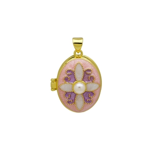 Detailopname van gouden bloemenmedaillon met emaille details en parelinleg