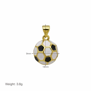 Dettaglio ciondolo calcio placcato oro 18K con dimensioni di 9mm di larghezza e 18mm