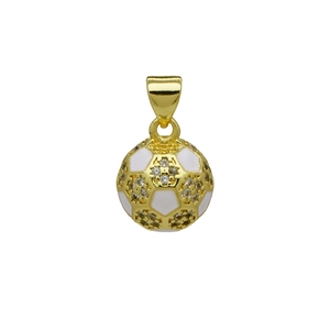 Dettaglio del ciondolo calcio placcato oro 18K con smalto bianco e zirconi scintillanti