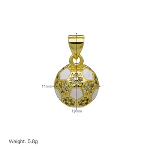 Dettaglio del ciondolo a forma di pallone in oro 18K con smalto bianco e zirconi