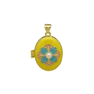 Detailopname van ovale medaillon hanger met bloemen emaille design en parel inlay