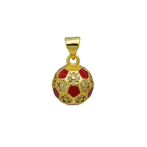 Dettaglio del ciondolo a pallone da calcio placcato oro 18K con smalto rosso e zirconi