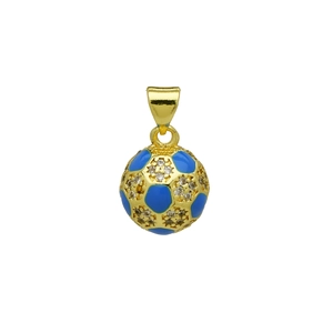 Dettaglio macro del ciondolo a forma di calcio in oro 18K con smalto blu e zirconi lucidi