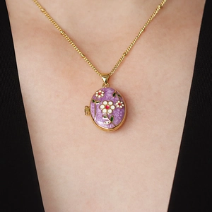 Collar de relicario ovalado chapado en oro de 18K con esmalte púrpura y diseño de flores