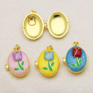 Colgante relicario ovalado en latón bañado en oro 18K con diseño vintage de tulipán pintado