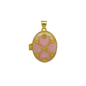 Detalle de relicario ovalado de esmalte rosa con nueve motivos de flores doradas en relieve