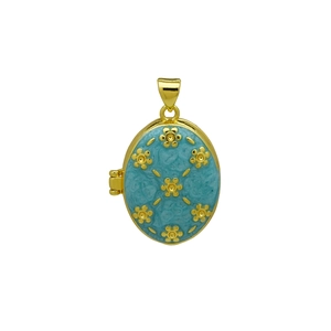Detalle de un relicario ovalado de esmalte azul con relieve de flores en oro de 18 quilates