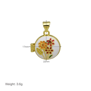 Vista macro de relicario ovalado de flores en oro de 18K con detalles de tamaño y peso