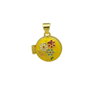 Vista detallada de un relicario ovalado esmaltado en oro con motivos de flores