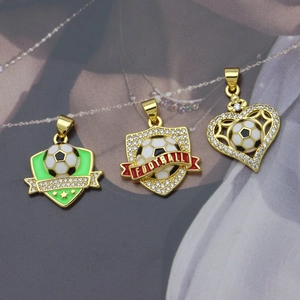 Dettaglio di ciondoli da calcio placcati in oro con smalto colorato e cristalli di zircone