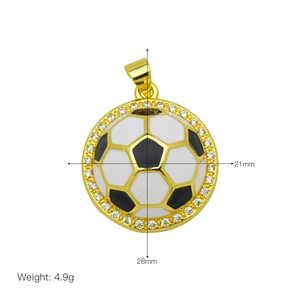 Dettaglio di un ciondolo calcio in oro da 21 mm con cristalli bianchi e motivo smalto
