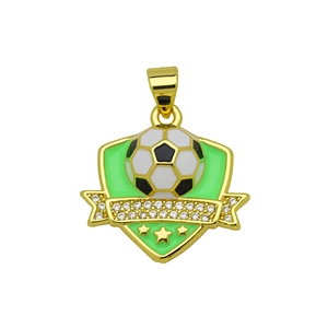 Dettaglio di un ciondolo trofeo di calcio con scudo in smalto verde e zirconi luccicanti