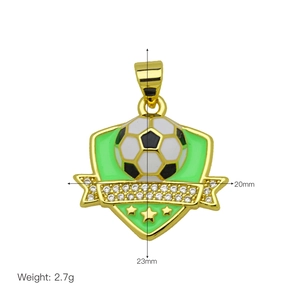 Dettaglio pendente scudo calcio oro 20x23mm con smalto verde e piccole stelle dorate