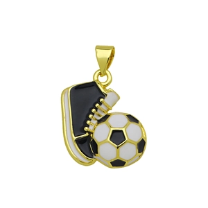 Dettaglio di un ciondolo a forma di scarpa da calcio dorata con smalto bianco e nero