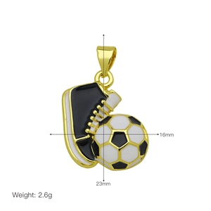 Dettaglio del ciondolo da calcio e sneaker con dimensioni e specifiche del peso