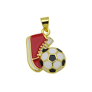 Dettaglio del ciondolo con scarpa da calcio rossa e pallone con smalto dorato
