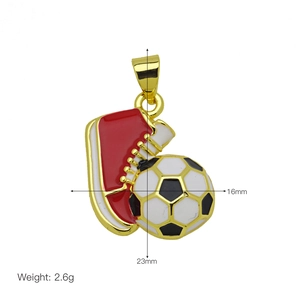 Ciondolo dettagliato da 23mm con pallone e scarpa da calcio, smalto e finitura dorata