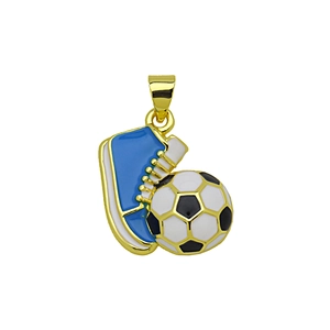 Dettaglio di un ciondolo a scarpa da calcio dorata con accenti in smalto blu e bianco