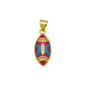 Detail eines 18K vergoldeten Football-Anhängers mit Emaille und klaren Zirkoniasteinen
