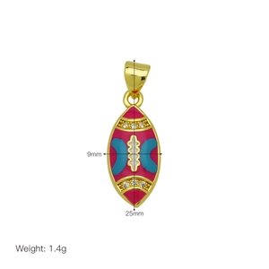 Detail eines 18K vergoldeten Rugby-Anhängers mit farbiger Emaille und Zirkonia
