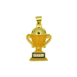 Dettaglio del ciondolo a trofeo con griglia da calcio e finitura in smalto giallo