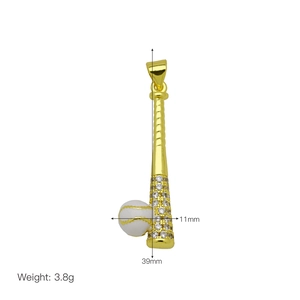 Dettaglio di un ciondolo a mazza da baseball dorato con zirconi, altezza 39 mm