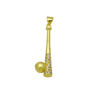 Dettaglio del ciondolo da baseball dorato con zirconi brillanti incastonati a pavé