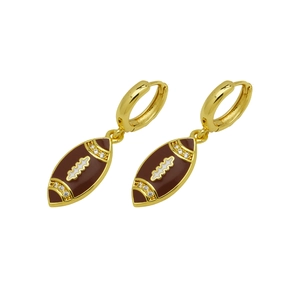 Detail von 18K vergoldeten Football-Ohrringen mit brauner Emaille Emaille und Zirkonia-Akzenten