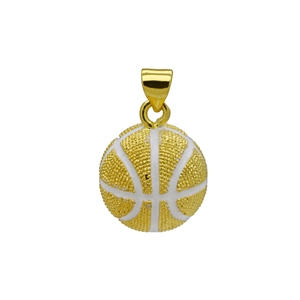Dettaglio del ciondolo da basket dorato con texture bianca e gancio per catena
