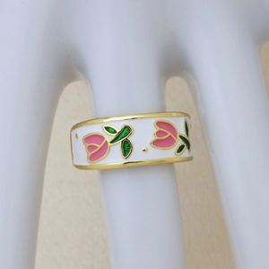 Dettaglio dell'anello placcato oro 18 carati con smalto bianco e motivi a tulipani rosa