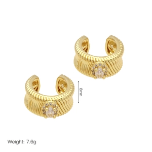 Ear cuff dorati strutturati con zircone ovale e accenti di cristallo pavé