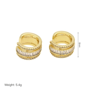 Dettaglio ear cuff 8mm in ottone dorato con pietre di zircone su sfondo bianco