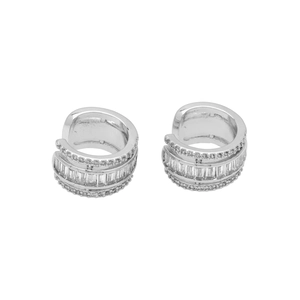 Dettaglio macro di earcuff in argento con zirconi a taglio baguette e tondi brillanti
