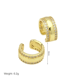 Dettaglio dell'ear cuff dorato largo 8mm con file di zirconi cubici incastonati a mano